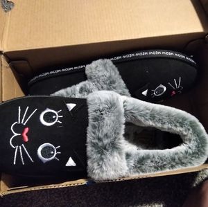 Super cute never worn kitty slippers, size 8